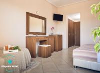 Televízia a/alebo spoločenská miestnosť v ubytovaní Alkyonis hotel