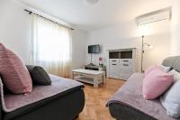 Telewizja i/lub zestaw kina domowego w obiekcie Apartments by the sea Seline, Paklenica - 6564
