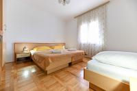 Łóżko lub łóżka w pokoju w obiekcie Apartments by the sea Seline, Paklenica - 6564