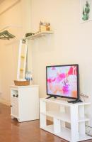 TV a/nebo společenská místnost v ubytování Hello Host - yellow room