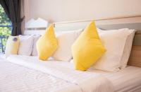 Postel nebo postele na pokoji v ubytování Hello Host - yellow room