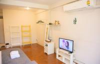 TV a/nebo společenská místnost v ubytování Hello Host - yellow room