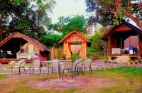 Una mesa y sillas frente a una casa en JUSH NATIVE AND GLAMPING, en Dauis