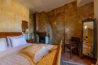 Postel nebo postele na pokoji v ubytování Archontiko Fiamegou Hotel&Spa