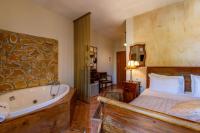Postel nebo postele na pokoji v ubytování Archontiko Fiamegou Hotel&Spa