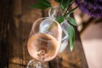 um vaso de vidro com uma flor roxa em The Red Lion em East Bergholt