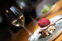 uma porção de sobremesa em um prato com uma colher em The Red Lion em East Bergholt