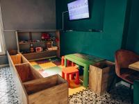 Μια τηλεόραση ή/και κέντρο ψυχαγωγίας στο Avalon Hotel&Pool