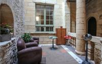 a patio with chairs and a window in a building at Les 3 Oies in Sarlat-la-Canéda