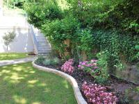 un jardín con flores rosas junto a una valla en B&amp;B Villa Paradiso, en Urbino