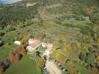 an aerial view of a large house with a yard at Gîte Marronnier in Tourrettes-sur-Loup