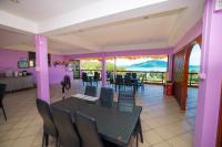 Un comedor con mesa y sillas en Kana Hotel Phuket普吉岛卡娜酒店, en Rawai Beach