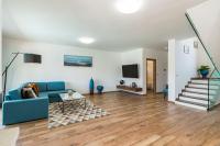 Televízia a/alebo spoločenská miestnosť v ubytovaní Villa mit privatem Pool, WLAN, Klima und Bäder en suite