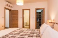 Posteľ alebo postele v izbe v ubytovaní Villa mit privatem Pool, WLAN, Klima und Bäder en suite