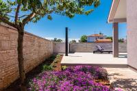 Vonkajšia záhrada v ubytovaní Villa mit privatem Pool, WLAN, Klima und Bäder en suite