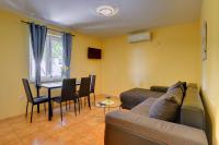 Posedenie v ubytovaní Ferienwohnung nur 500 Meter bis zum Kieselstrand mit großem Pool , Schlafzimmer, Bad, Küche, Klima, WLAN