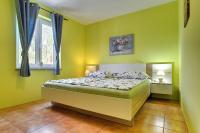 Posteľ alebo postele v izbe v ubytovaní Ferienwohnung nur 500 Meter bis zum Kieselstrand mit großem Pool , Schlafzimmer, Bad, Küche, Klima, WLAN