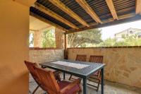 Plán poschodí v ubytovaní Ferienwohnung nur 500 Meter bis zum Kieselstrand mit großem Pool , Schlafzimmer, Bad, Küche, Klima, WLAN