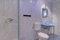 Kúpeľňa v ubytovaní Ferienwohnung nur 500 Meter bis zum Kieselstrand mit großem Pool , Schlafzimmer, Bad, Küche, Klima, WLAN