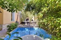 Bazén v ubytovaní Ferienwohnung nur 500 Meter bis zum Kieselstrand mit großem Pool , Schlafzimmer, Bad, Küche, Klima, WLAN alebo v jeho blízkosti