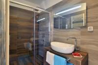 Kúpeľňa v ubytovaní Top Villa mit privatem Pool nur 1 km bis zum Strand mit Klima, WLAN, Sonnenliegen, Grill