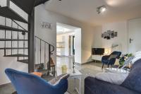TV a/nebo společenská místnost v ubytování Typisch istrisches Ferienhaus mit privatem Pool, Tischfußball, Darts, Gym