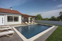 Bazén v ubytovaní Villa mit privatem Pool, Klima, WLAN, BBQ in der Nähe vom Meer alebo v jeho blízkosti