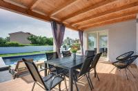 Balkón alebo terasa v ubytovaní Villa mit privatem Pool, Klima, WLAN, BBQ in der Nähe vom Meer