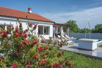 Vonkajšia záhrada v ubytovaní Villa mit privatem Pool, Klima, WLAN, BBQ in der Nähe vom Meer