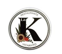 维加伊托Kasa Pelikanos的一张黑白贴纸，上面有字母K和花朵图案。