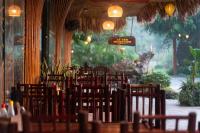 宁平THE GOAT BOUTIQUE RESORT的一群木椅,在一间有病的房间