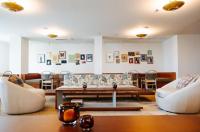 una sala de estar con un sofá y sillas en Hotel Lucine, en Galveston