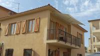 una casa con un balcón encima en Casa Mariuccia, en Valledoria