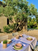 una mesa con un paño de mesa azul con platos y gafas en Le Poutic gîte et maison d'hôtes, en Créon-dʼArmagnac