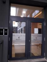 une paire de portes en verre dans un bâtiment dans l&#39;établissement Q-192, à Iaşi