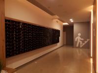 un mur de bouteilles de vin dans un couloir dans l&#39;établissement Q-192, à Iaşi