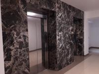 La salle de bains est pourvue d&#39;un mur en marbre noir. dans l&#39;établissement Q-192, à Iaşi