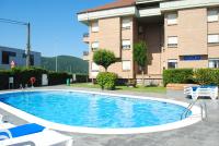 Bazén v ubytování Apartamentos Suaces nebo v jeho okolí
