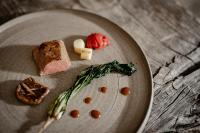 een bord eten op een houten tafel bij Mountain Resort Patzenfeld in Sesto