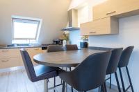 cocina con mesa de madera y sillas en Appartement 100m2 Vilvic vue mer, en Trégunc
