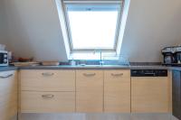 cocina con fregadero y ventana en Appartement 100m2 Vilvic vue mer, en Trégunc