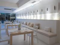 Un comedor con mesas y sillas y un escritorio. en La Chiave dei Trabocchi, en San Vito Chietino