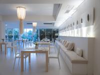 Un restaurante con mesas y sillas blancas y candelabros. en La Chiave dei Trabocchi, en San Vito Chietino