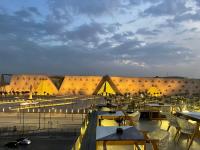 vistas a un edificio con mesas y sillas en Royal Great Pyramid INN, en El Cairo