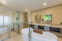 Ocean Villa Pool Retreat In Da Nangにあるバスルーム
