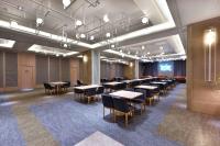 Una gran sala con mesas y sillas. en Fullon Poshtel - Linkou, en Guishan