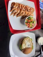 deux assiettes de crevettes et un bol de légumes dans l'établissement Villa Freiheit Himmel, à Bentota