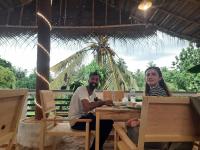un homme et une femme assis à une table dans l'établissement Villa Freiheit Himmel, à Bentota