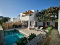Bazén v ubytování Private Luxury Scarlet beachfront villa, Molos, Paros nebo v jeho okolí