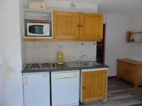eine Küche mit einer Spüle und einer Mikrowelle in der Unterkunft Appartement Valfréjus, 2 pièces, 6 personnes - FR-1-561-18 in Valfréjus